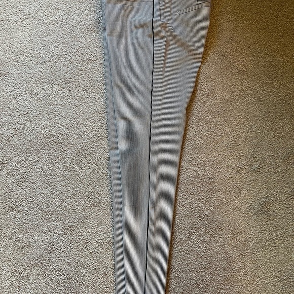Adorable Banana Republic size 2 navy pinstripe and piped Size 2 crop dress pants - Picture 5 of 5